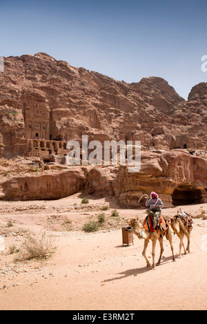 La Jordanie, Plaine, Petra, chameaux passant urne tombeau et Al Mahkama (édifice) Banque D'Images