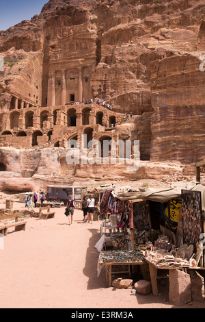 La Jordanie, Plaine, Petra, décrochage souvenirs urne au tombeau et Al Mahkama (édifice) Banque D'Images