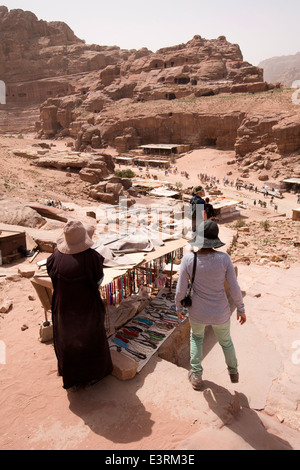 La Jordanie, Plaine, Petra, décrochage souvenirs urne au tombeau et Al Mahkama (édifice) Banque D'Images