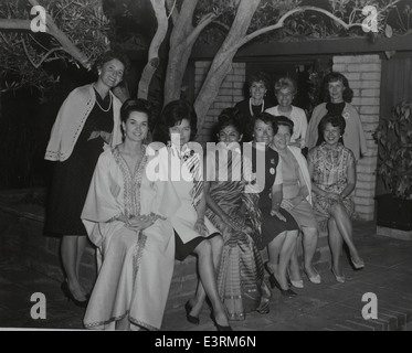 Cette photo capture une réunion de pionnières aviatrices, qui ont joué un rôle important dans l'histoire du vol. L'événement célèbre les contributions des femmes à l'aviation au début et au milieu du XXe siècle. Banque D'Images