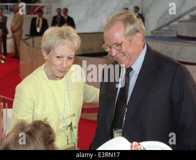 Sénateur des États-Unis de retraite Nancy Landon Kassebaum (républicain du Kansas), à gauche, et l'ancien chef de cabinet de la Maison Blanche (sous Reagan) et l'ancien sénateur américain Howard Baker (républicain du Tennessee), droite, parler aux délégués à la délégation du Kansas à la GOP Convention de San Diego, Californie le 12 août 1996. Et Kassebaum Baker sont répandu pour être considérer le mariage. Credit : Ron Sachs / CNP Banque D'Images