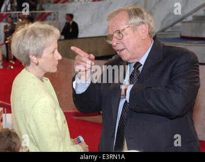 Sénateur des États-Unis de retraite Nancy Landon Kassebaum (républicain du Kansas), à gauche, et l'ancien chef de cabinet de la Maison Blanche (sous Reagan) et l'ancien sénateur américain Howard Baker (républicain du Tennessee), droite, parler aux délégués à la délégation du Kansas à la GOP Convention de San Diego, Californie le 12 août 1996. Et Kassebaum Baker sont répandu pour être considérer le mariage. Credit : Ron Sachs / CNP Banque D'Images