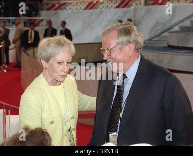 Sénateur des États-Unis de retraite Nancy Landon Kassebaum (républicain du Kansas), à gauche, et l'ancien chef de cabinet de la Maison Blanche (sous Reagan) et l'ancien sénateur américain Howard Baker (républicain du Tennessee), droite, parler aux délégués à la délégation du Kansas à la GOP Convention de San Diego, Californie le 12 août 1996. Et Kassebaum Baker sont répandu pour être considérer le mariage. Credit : Ron Sachs / CNP Banque D'Images