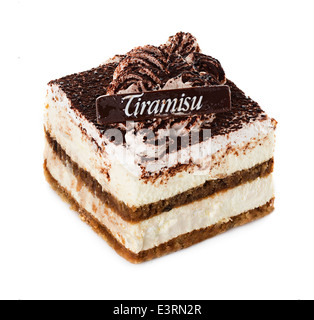 Gâteau tiramisu, close-up isolé sur fond blanc Banque D'Images