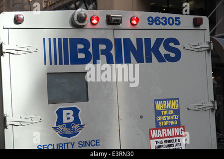 Véhicule de sécurité Brinks van dans le centre-ville de Sydney, Nouvelle Galles du Sud, Australie Banque D'Images