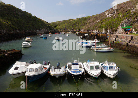 Les petits bateaux amarrés dans le port, Porthclais, Pembrokeshire Banque D'Images