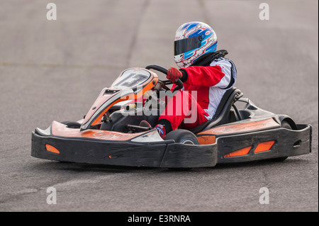 Go-cart racing amateur montrant le mouvement à Ellough Park Raceway , Suffolk , Angleterre , Angleterre , Royaume-Uni Banque D'Images