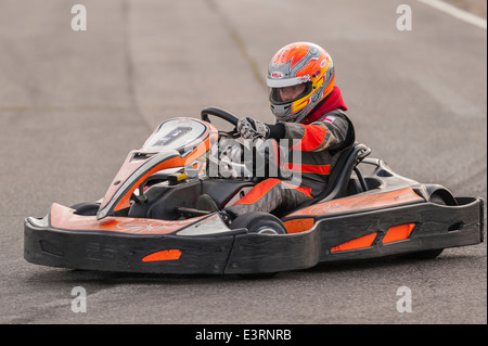 Go-cart racing amateur montrant le mouvement à Ellough Park Raceway , Suffolk , Angleterre , Angleterre , Royaume-Uni Banque D'Images