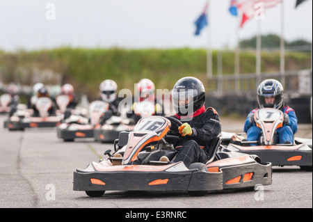 Go-cart racing amateur montrant le mouvement à Ellough Park Raceway , Suffolk , Angleterre , Angleterre , Royaume-Uni Banque D'Images