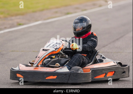 Go-cart racing amateur montrant le mouvement à Ellough Park Raceway , Suffolk , Angleterre , Angleterre , Royaume-Uni Banque D'Images