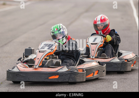 Go-cart racing amateur montrant le mouvement à Ellough Park Raceway , Suffolk , Angleterre , Angleterre , Royaume-Uni Banque D'Images