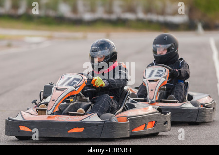 Go-cart racing amateur montrant le mouvement à Ellough Park Raceway , Suffolk , Angleterre , Angleterre , Royaume-Uni Banque D'Images