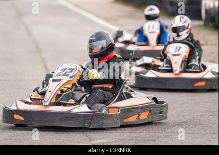 Go-cart racing amateur montrant le mouvement à Ellough Park Raceway , Suffolk , Angleterre , Angleterre , Royaume-Uni Banque D'Images