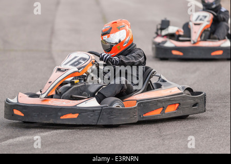 Go-cart racing amateur montrant le mouvement à Ellough Park Raceway , Suffolk , Angleterre , Angleterre , Royaume-Uni Banque D'Images