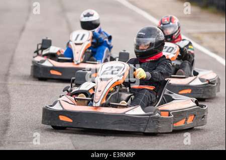 Go-cart racing amateur montrant le mouvement à Ellough Park Raceway , Suffolk , Angleterre , Angleterre , Royaume-Uni Banque D'Images