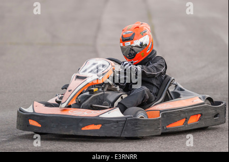 Go-cart racing amateur montrant le mouvement à Ellough Park Raceway , Suffolk , Angleterre , Angleterre , Royaume-Uni Banque D'Images