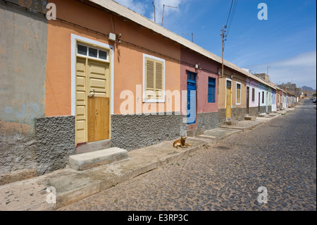 Une vue sur la rue à Mindelo, la seule ville sur l'île de Sao Vicente, Cap Vert. Banque D'Images