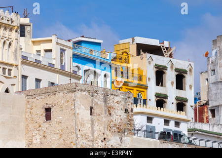 Maisons colorées traditionnelles vivant de Médina. Tanger, Maroc Banque D'Images