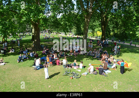 Jour d'été chaud et ensoleillé à St James's Park, Londres, UK Banque D'Images