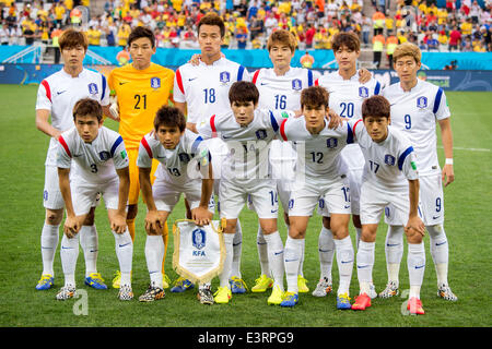 Sao Paulo, Brésil. 26 Juin, 2014. Corée du groupe l'équipe de line up (KOR) Football/soccer : Corée du Sud (groupe de l'équipe Haut de page L-R) Kim Kim Seung-Gyu, Young-Gwon Shin-Wook, Kim, Ki Sung-Yueng, Hong Jeong-Ho, fils Heung-Min (bas, L-R) Yun Suk Young, Koo Ja-Cheol Han, Kook-Young, Lee Yong, Lee Chung-Yong, avant la Coupe du Monde Brésil 2014 Groupe H match entre la Corée du Sud 0-1 La Belgique à l'Arena Corinthians stadium à Sao Paulo, Brésil . © Maurizio Borsari/AFLO/Alamy Live News Banque D'Images