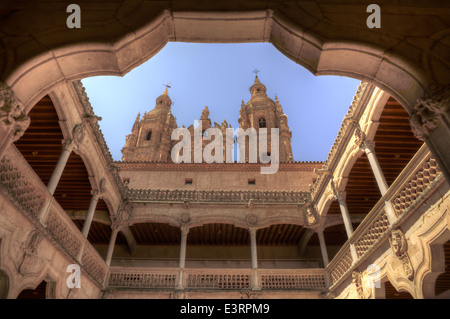 Le Patio de la célèbre Casa de las Conchas avec la Clerecia Church à Salamanque, Castille et Leon, Espagne. Banque D'Images