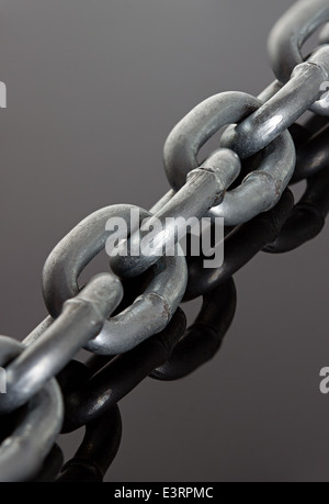 Chaîne en métal noir brillant sur fond de miroir Banque D'Images