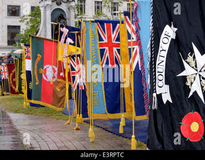 Manchester, UK. 28 Juin, 2014. Les drapeaux sont abaissées à la Manchester Journée des Forces armées dans des jardins de Piccadilly. La Journée des Forces armées, Manchester UK Crédit : John Fryer/Alamy Live News Banque D'Images