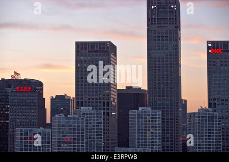Belle vue sur la ligne d'horizon de Jianwai Soho avec les lumières de la circulation sur le troisième périphérique et les bureaux et les bâtiments éclairant la scène en début de soirée. Rare scène panoramique pendant l'heure bleue juste après le coucher du soleil avec un ciel clair à Guomao, le quartier central des affaires de la capitale chinoise Beijing, situé dans le quartier de Chaoyang, Chine, RPC. © Olli Geibel Banque D'Images