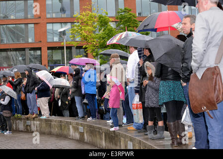 Manchester, UK. 28 Juin, 2014. La pluie brave la foule pour assister à la Journée des Forces armées de Manchester Piccadilly Gardens. La Journée des Forces armées, Manchester UK Crédit : John Fryer/Alamy Live News Banque D'Images
