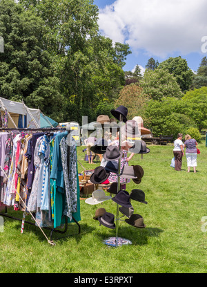 L'est du Devon, Angleterre. Un chapeau arrête sur une fête de jardin situé dans le parc d'une maison de campagne au cours de l'été 2014. Banque D'Images