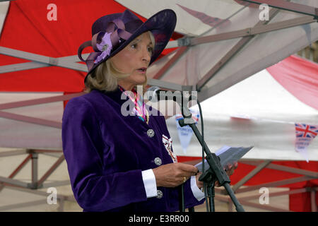 Manchester, UK. 28 Juin, 2014. Sous-lieutenant Edith Conn aborde le rassemblement à Manchester La Journée nationale des Forces armées dans des jardins de Piccadilly. La Journée des Forces armées, Manchester UK Crédit : John Fryer/Alamy Live News Banque D'Images