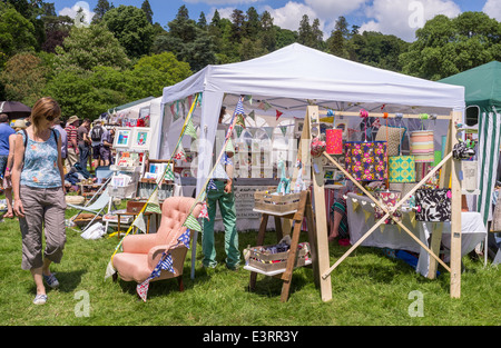 L'est du Devon, Angleterre. Les motifs et l'établissement d'une fête d'été et garden party avec des stands de vente de divers articles. Banque D'Images