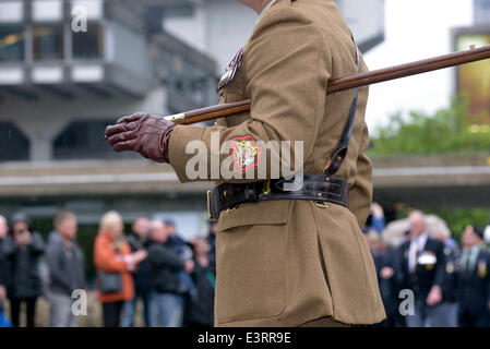 Manchester UK 28 juin 2014 du sergent-major s'établit à l'attention à la Journée des Forces armées de Manchester Piccadilly Gardens. La Journée des Forces armées, Manchester UK Crédit : John Fryer/Alamy Live News Banque D'Images