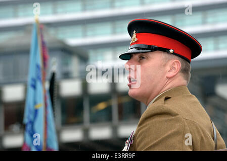 Manchester UK 28 juin 2014 Le Sergent-major régimentaire crie son ordersat la Journée des Forces armées de Manchester Piccadilly Gardens. La Journée des Forces armées, Manchester UK Crédit : John Fryer/Alamy Live News Banque D'Images