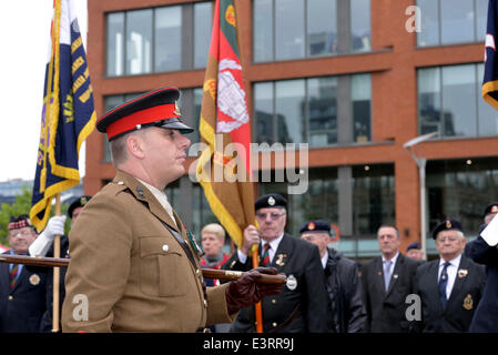 Manchester UK 28 juin 2014 du sergent-major s'établit à l'attention à la Journée des Forces armées de Manchester Piccadilly Gardens. La Journée des Forces armées, Manchester UK Crédit : John Fryer/Alamy Live News Banque D'Images