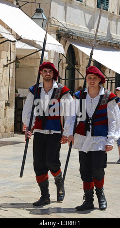 Deux gardes de la ville en costume, Dubrovnik, Croatie Banque D'Images