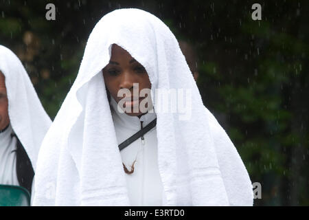 Wimbledon London,UK. 28 juin 2014. 5 fois championne Serena Williams avec tête couverte d'une serviette arrive au 3ème tour pour ses profils Têtes de match le 6ème jour du championnat de tennis sur gazon de Wimbledon 2014 : Crédit amer ghazzal/Alamy Live News Banque D'Images