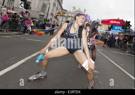 Londres, Royaume-Uni. 28 Juin, 2014. Plusieurs milliers de participants prennent part cette année à la London Gay Pride dans les rues de la capitale. Sur la photo : Un danseur secoue ses affaires près de Piccadilly Circus alors qu'elle prend part à l'Londres Gay Pride Parade. © Lee Thomas/ZUMA/ZUMAPRESS.com/Alamy fil Live News Banque D'Images