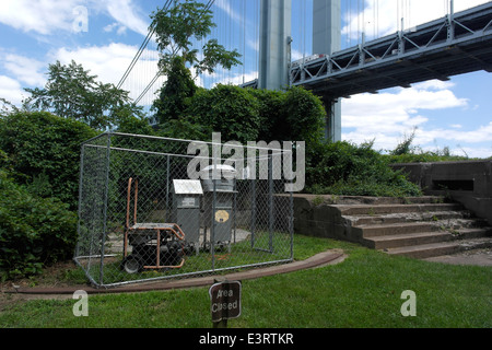 L'équipement de surveillance de la qualité de l'air mobile à Staten Island ou du côté ouest de la Verrazano Bridge dans l'Historique Fort Wadsworth Banque D'Images