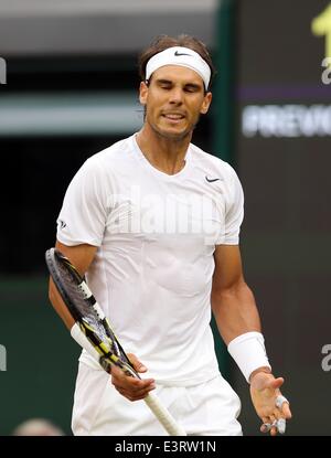 London, Londres, Royaume-Uni. 28 Juin, 2014. Rafael Nadal d'Espagne réagit au cours de la troisième ronde du tournoi match contre Mikhail Kukushkin du Kazakhstan à la 2014 de Wimbledon à Wimbledon, au sud-ouest de Londres, le 28 juin 2014. Credit : Meng Yongmin/Xinhua/Alamy Live News Banque D'Images