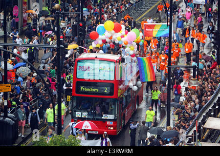 Londres, Royaume-Uni. 28 juin 2014. Pride London 2014, Londres, Angleterre. Les tempêtes de pluie tout au long de la journée n'a pas refroidir l'enthousiasme des 20 000 personnes dans le défilé de la foule dans les rues encombrées de regarder. Elle a cependant faire ressortir beaucoup de parapluies arc-en-ciel. Crédit : Paul Brown/Alamy Live News Banque D'Images