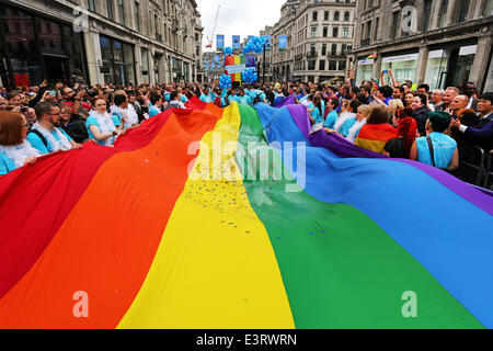 Londres, Royaume-Uni. 28 juin 2014. Drapeau arc-en-ciel géant à la London Pride Parade 2014 à Londres. Les tempêtes de pluie tout au long de la journée n'a pas refroidir l'enthousiasme des 20 000 personnes dans le défilé de la foule dans les rues encombrées de regarder. Elle a cependant faire ressortir beaucoup de parapluies arc-en-ciel. Crédit : Paul Brown/Alamy Live News Banque D'Images