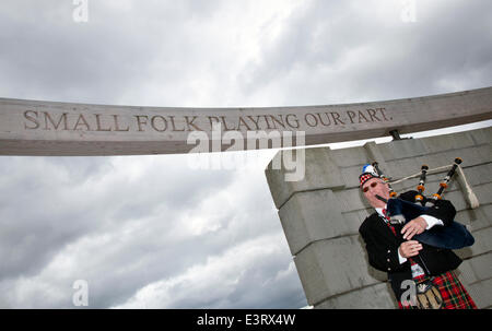 Scottish piper à Stirling, Royaume-Uni. 28 Juin, 2014. M. Iain Willox, Scottish piper à la Rotonde, bataille de Bannockburn re-enactment site. Des milliers de personnes se sont avérés pour un week-end de reconstitutions historiques et de récréations. La bataille fut une victoire écossaise dans la Première Guerre d'indépendance écossaise. Le Château de Stirling, Écosse une forteresse royale, occupée par les Anglais, a été assiégée par l'armée écossaise. Édouard II d'Angleterre a réuni une vigueur qui n'a pas réussi à l'éliminer, et son armée a été défaite dans la bataille par une plus petite armée commandée par Robert the Bruce de l'Ecosse. Banque D'Images