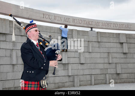 Scottish piper à Stirling, Royaume-Uni. 28 Juin, 2014. M. Iain Willox, Scottish piper à la Rotonde, bataille de Bannockburn re-enactment site. Des milliers de personnes se sont avérés pour un week-end de reconstitutions historiques et de récréations. La bataille fut une victoire écossaise dans la Première Guerre d'indépendance écossaise. Le Château de Stirling, Écosse une forteresse royale, occupée par les Anglais, a été assiégée par l'armée écossaise. Édouard II d'Angleterre a réuni une vigueur qui n'a pas réussi à l'éliminer, et son armée a été défaite dans la bataille par une plus petite armée commandée par Robert the Bruce de l'Ecosse. Banque D'Images