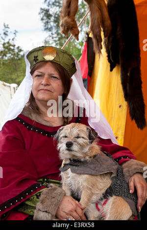 28 Juin, 2014 Stirling. Rosemary McClaren, (MR) en costume d'époque médiévale, et son Border terrier à la bataille de Bannockburn re-enactment. Des milliers de personnes se sont avérés pour un week-end de reconstitutions historiques et de récréations. La bataille fut une victoire écossaise dans la Première Guerre d'indépendance écossaise. Le Château de Stirling, Écosse une forteresse royale, occupée par les Anglais, a été assiégée par l'armée écossaise. Banque D'Images