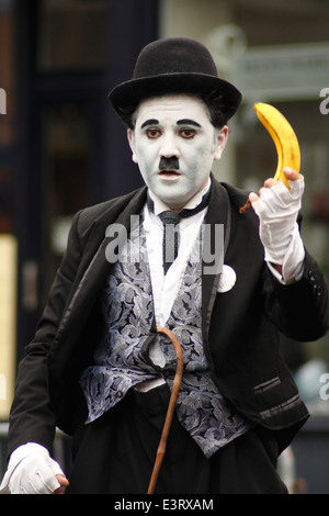 Artiste de rue, Diego Andres Spano effectue comme Charlie Chaplin à Ashbourne International Street Festival, Derbyshire, Royaume-Uni Banque D'Images