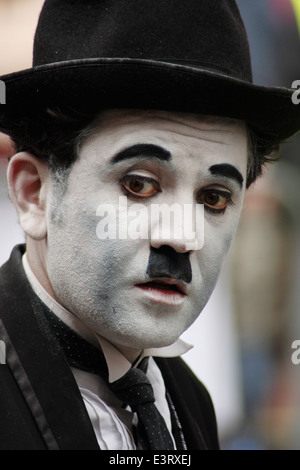 Artiste de rue, Diego Andres Spano effectue comme Charlie Chaplin à Ashbourne International Street Festival, Derbyshire, Royaume-Uni Banque D'Images