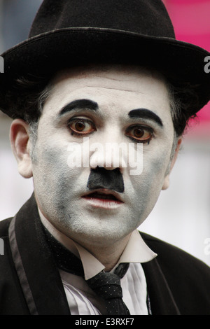 Artiste de rue, Diego Andres Spano effectue comme Charlie Chaplin à Ashbourne International Street Festival, Derbyshire, Royaume-Uni Banque D'Images