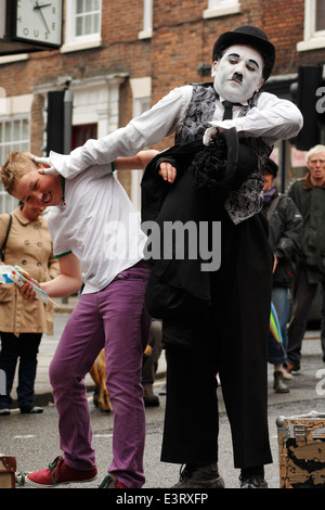 Artiste de rue, Diego Andres Spano comme Charlie Chaplin lors d'Ashbourne International Street Festival, Derbyshire, Royaume-Uni Banque D'Images