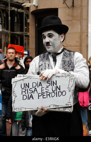 Artiste de rue, Diego Andres Spano effectue comme Charlie Chaplin à Ashbourne International Street Festival, Derbyshire, Royaume-Uni Banque D'Images